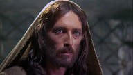 A sus 81 años, así se ve el actor Robert Powell, quien protagonizó la película Jesús de Nazaret de 1977
