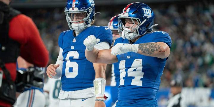 Giants’ Jaxson Dart hilariously high-fives ref during Cam Skattebo touchdown