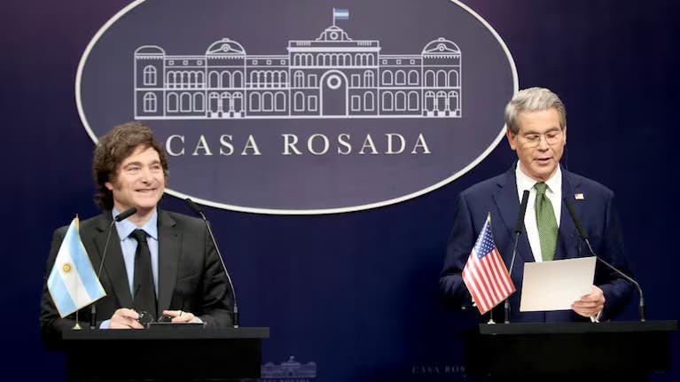 El secretario del Tesoro de EEUU anunció que la asistencia financiera para la Argentina llegaría a U$S 40.000