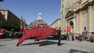Los Bomberos de Zaragoza ondean la bandera en la Ofrenda de Flores a la Virgen del Pilar