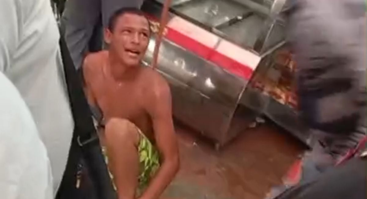 Comunidad linchó a joven señalado de realizar tocamientos a un niño en el Cerro de las Tres Cruces La acción fue vista por vecinos quienes de inmediato, alertaron a los demás habitantes del sector.