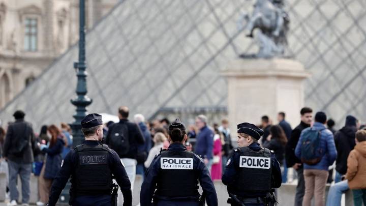 Museo de Louvre transfiere algunas de sus joyas al Banco de Francia tras robo valuado en más de 100 mdd