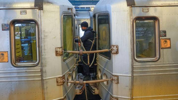 Service disrupted after subway cars decouple in the Bronx