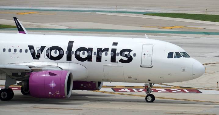 Las acciones de Volaris caen tras revocación de 13 rutas hacia Estados Unidos