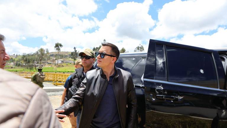 Manifestantes atacan vehículo de Presidente de Ecuador; lo reportan ileso