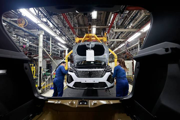 Los fabricantes europeos de automóviles avisan de "paradas inminentes" de sus líneas de montaje por el "bloqueo en el suministro de microchips"