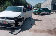 Choque entre taxi y automóvil deja solo daños en Pozos