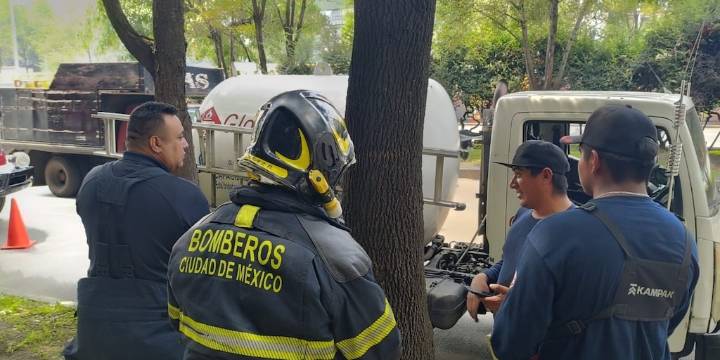 Así fue la fuga de gas LP de una pipa sobre Circuito Interior en CDMX