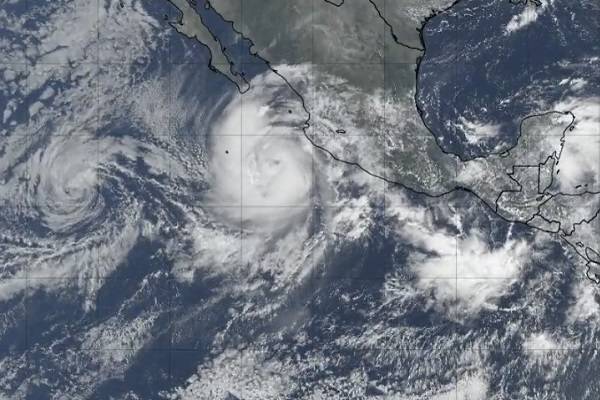‘Priscilla’ se desplaza lentamente frente a costas mexicanas