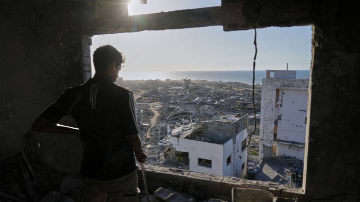Thousands of Palestinians return to what’s left of their homes as Gaza ceasefire takes effect