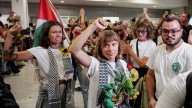 Israel libera a 27 españoles, pero retiene a una activista acusada de morder a una funcionaria