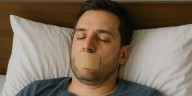 El peligro oculto de sellar la boca con cinta al dormir: por qué esta práctica preocupa a los expertos