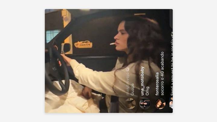 Rosalía enfrenta bloqueo en TikTok durante un directo por fumar y conducir imprudentemente