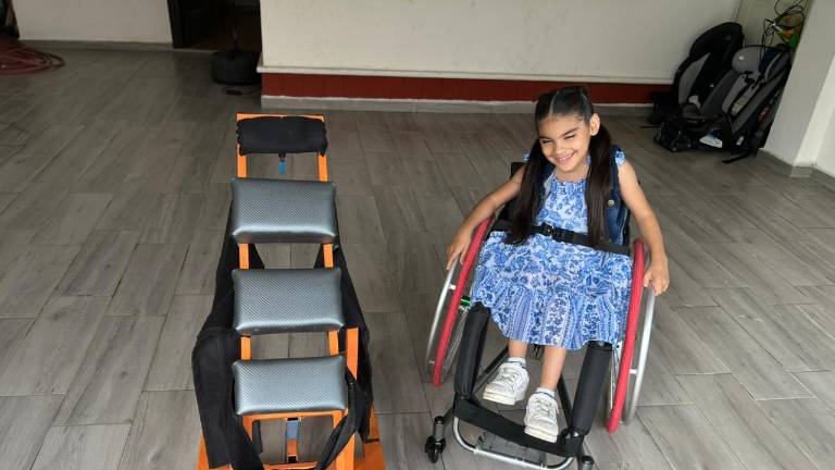 Nicole, de 8 años de edad, ofrece un bipedestador en donación