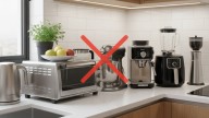 Adiós a los electrodomésticos en toda la mesada: la nueva tendencia que optimiza el espacio en la cocina
