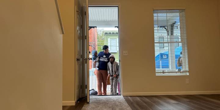 Single mother of 4 gets keys to new home