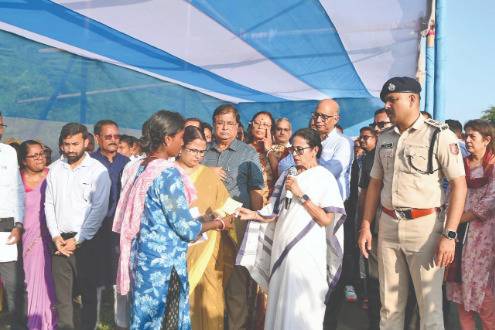 Mamata hands Rs 5L ex-gratia to kin of flood victims, calls North Bengal deluge ‘man