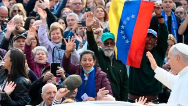 Miles de venezolanos asisten al Vaticano para honrar a sus primeros santos