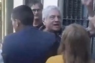 Identifican y escrachan al puntero libertario que le pegó a una piña a mujer que protestaba Quilmes contra Santilli