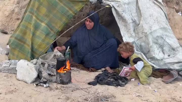 Displaced Palestinians in Central Gaza welcome ceasefire deal