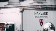 Harvard pagará 500 mdd en acuerdo con gobierno de EU, anuncia Trump