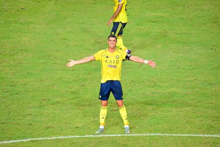 Forbes revela quienes son los 10 futbolistas mejor pagados del 2025; Cristiano Ronaldo vuelve a encabezar la lista