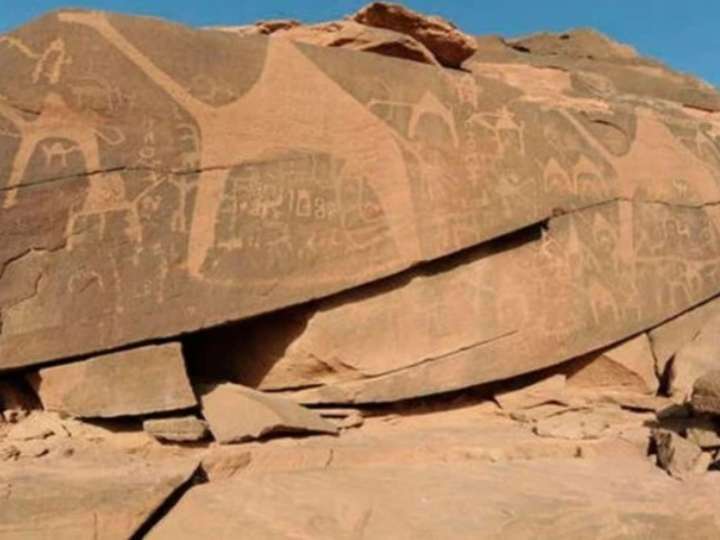 Así marcaban hace 12.000 años las fuentes de agua en el desierto: arte rupestre con grandes camellos