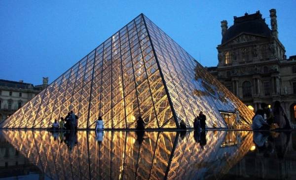 Robaron joyas de "valor inestimable" en el museo del Louvre