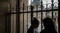 Un turista grabó a uno de los ladrones del Louvre: estaba frente a la vitrina de joyas robadas