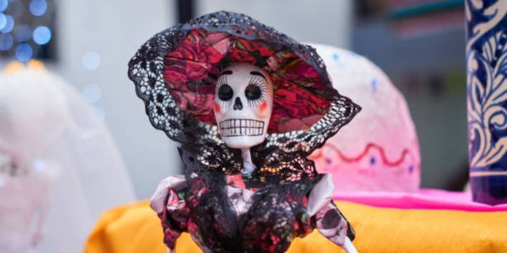 Cómo elaborar una catrina de papel maché: perfecta para tu altar de Día de Muertos
