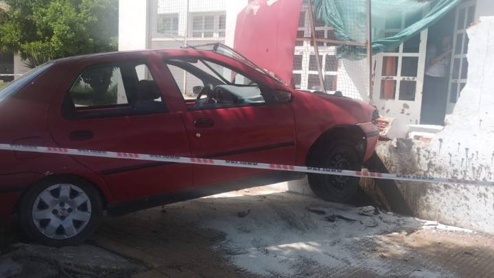 Tandil – Persecución y choque: un conductor evadió un control y terminó incrustado en un paredón