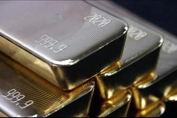 Tocan futuros del oro los 4,000 dólares por primera vez