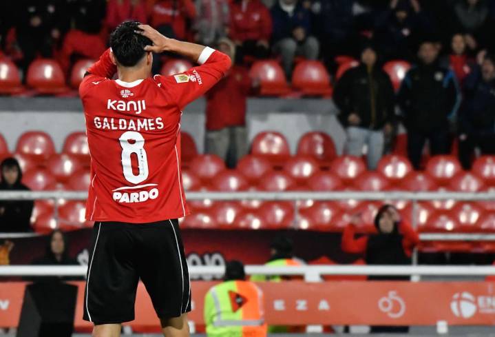 Que las hay, las hay. Independiente precisa una convención de brujas: erró todos los goles posibles ante Lanús y su gente estalló