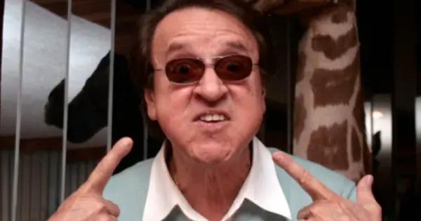 Carlos Villagrán reacciona al sketch de Bad Bunny como "Quico" en Saturday Night Live