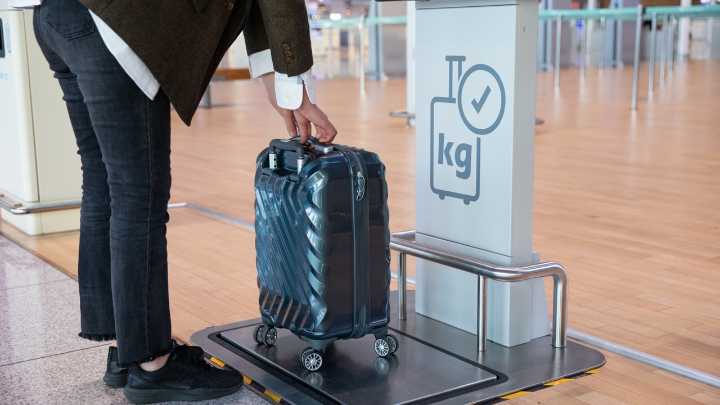 Bruselas expedienta a España por haber multado a las compañías aéreas que cobran por el equipaje de mano