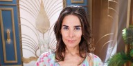 Transparencias, espalda al descubierto y delineado azul: el audaz look de Juana Viale en su programa