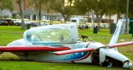 Terrible accidente: Avioneta se estrella en campo de futbol de California
