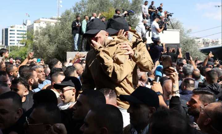 Exprisioneros palestinos celebran su regreso a la libertad tras el alto el fuego en Gaza