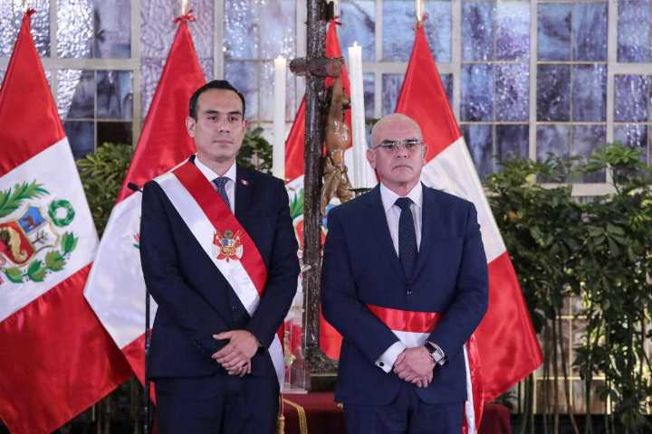 Presidente de Perú nombra primer ministro a abogado que criminaliza protestas civiles