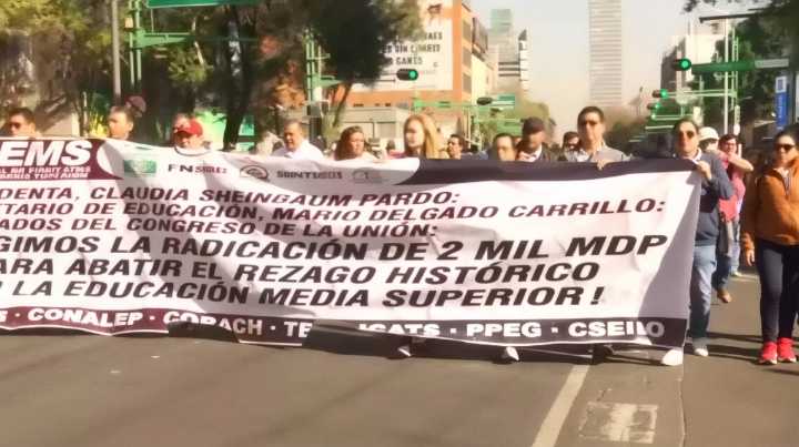 Maestros que irrumpieron en Palacio Nacional trasladan protesta a Eje Central: Calles afectada...