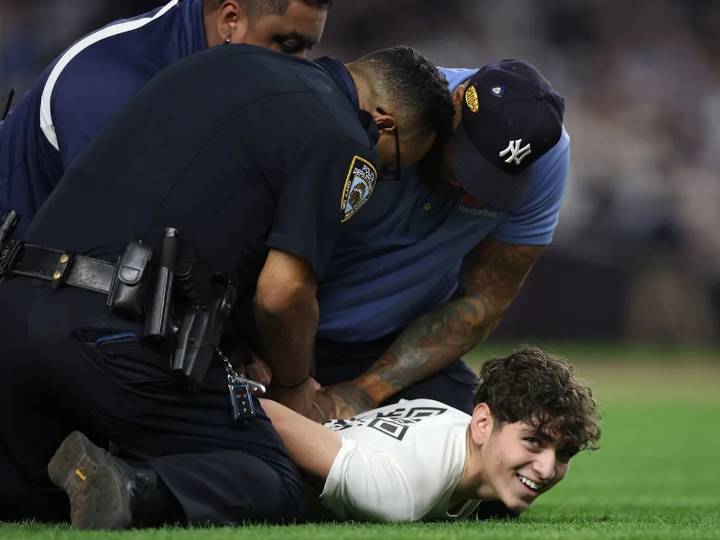 Yankees crowd slammed for booing Canadian anthem, two fans tackled for running on field