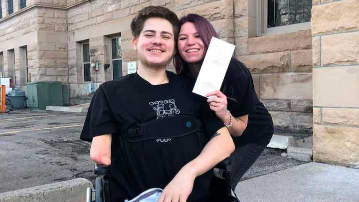 La historia del joven que perdió la mitad de su cuerpo en un accidente y el amor incondicional de su novia
