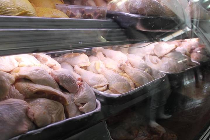 Decomisan casi 200 kilos de pollo por incumplir normas sanitarias
