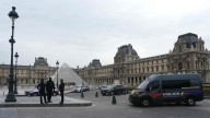 «De valor incalculable»: Sujetos huyen tras robar joyas desde el museo del Louvre