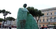 Una pintada insultante en la estatua de Juan Pablo II en Roma indigna al Gobierno italiano