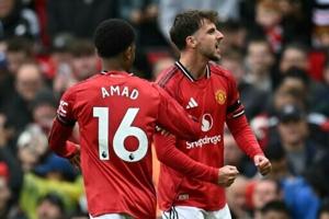 Arsenal go top of Premier League as Man Utd ease pressure on Amorim