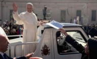 Sairam Rivas entregó carta al papa León XIV en representación de presos políticos venezolanos