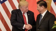 Donald Trump sostuvo que los aranceles del 100% a China "no son sostenibles" pero la responsabilizó por el conflicto comercial