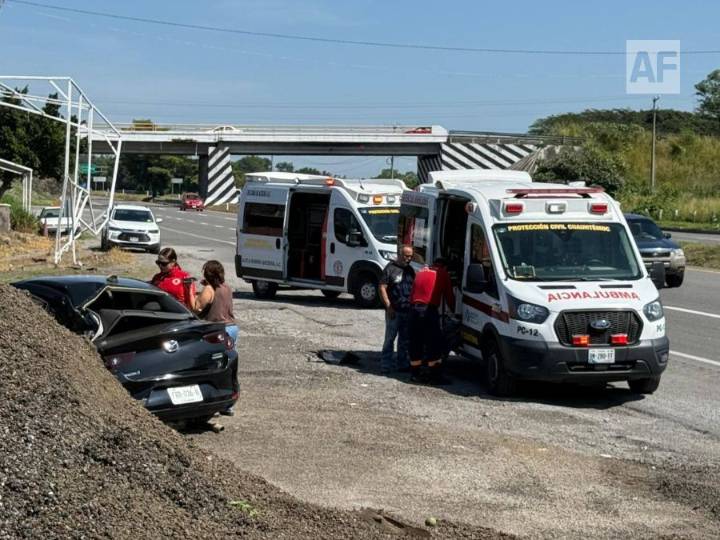 Atiende Protección Civil Cuauhtémoc accidente vehicular en la autopista Guadalajara