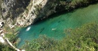 La poza natural de aguas cristalinas en el interior de Valencia donde nace un río legendario